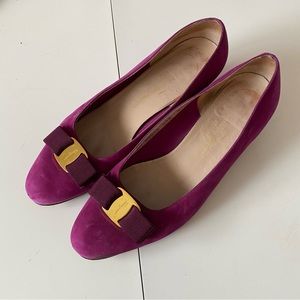 [ferragamo] pink suede pumps